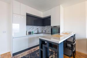 una cucina con armadi bianchi e piano di lavoro di Apartment Aida No1 City view - Free Parking - a Sarajevo