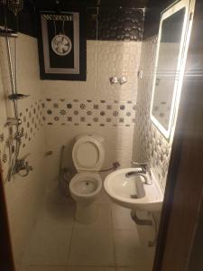 łazienka z toaletą i umywalką w obiekcie جراند ماجيك استوديو w Kairze
