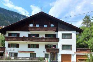 un gran edificio blanco con balcones. en Haus an der Sonne FeWo 2, en Biberwier