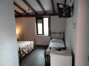 een kamer met twee bedden en een tafel erin bij Cuntarati - Nature Tourism Simeto Etna in Bronte