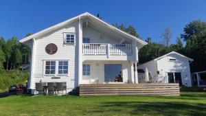 Casa bianca con veranda e balcone. di Stunning 8-Bed Cabin at lake Skagern a Finnerödja