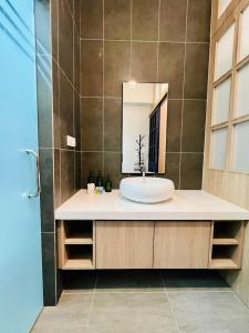 bagno con lavandino e specchio di The Harmony at Astoria Ampang - Mountain View a Kuala Lumpur