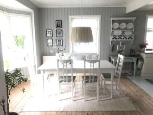 Lenes hus في هالدن: غرفة طعام مع طاولة بيضاء وكراسي