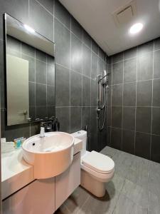 bagno con lavandino, servizi igienici e specchio di The Harmony at Astoria Ampang - Mountain View a Kuala Lumpur