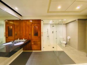 uma casa de banho com um lavatório, um chuveiro e um WC. em Holland Hill Motel em Tainan