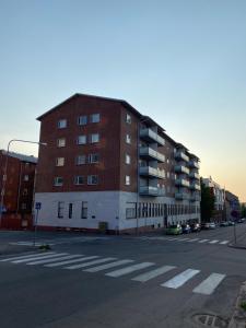 ein großes Gebäude an der Ecke einer Straße in der Unterkunft Viihtyisä huoneisto keskustassa. in Kotka