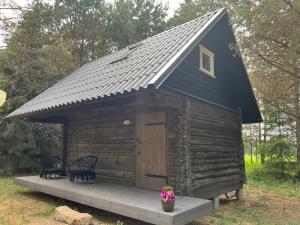 eine kleine Hütte mit zwei Stühlen und einem Dach in der Unterkunft Noorendik 