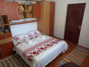 1 dormitorio con 1 cama con 2 toallas en David House, en Bicaz