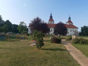 un parco giochi di fronte a un grande edificio di Apartmán u zámku a Smečno