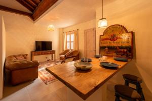 un soggiorno con tavolo e sedie in legno di CASA EL CAMINANTE En Getsemani a Cartagena de Indias