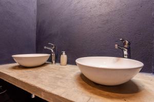 Baño con 2 lavabos en una encimera de mármol en CASA EL CAMINANTE En Getsemani, en Cartagena de Indias