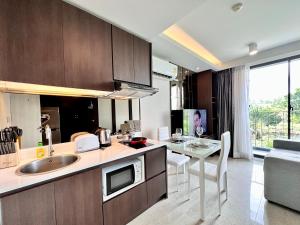 Kuchyň nebo kuchyňský kout v ubytování Aristo Resort Surin Beach S03