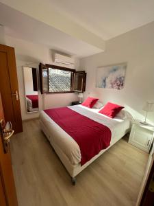 1 dormitorio con 1 cama grande con almohadas rojas en Minerva Monks Inn en Roma