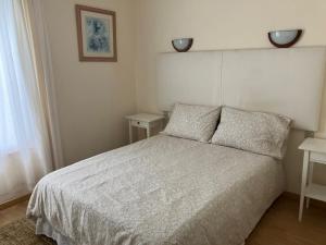 um quarto com uma cama branca e 2 almofadas em 3 bedroom farmhouse in Normandy em Gathemo