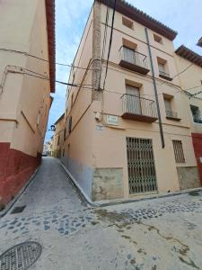 una calle en un callejón con un edificio en Casa SAN MIGUEL en Tarazona, en Tarazona de Aragón