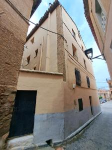 un edificio al lado de una calle en Casa SAN MIGUEL en Tarazona, en Tarazona de Aragón