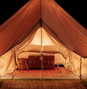 a tent with a bed with a table in it at Honeymoon Zelt im Ruhrpott in Oberhausen