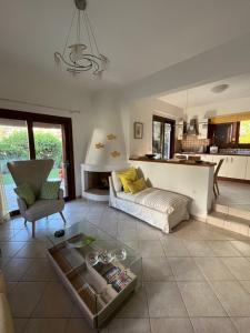 ein Wohnzimmer mit Sofa und Tisch in der Unterkunft Porto Hydra - Villa Mirani in Ermioni