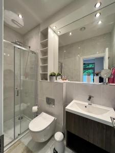 a bathroom with a sink and a shower and a toilet at Nature's Retreat: 1B Home Christchurch, Dorset in Christchurch