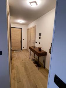 una habitación vacía con una mesa y una puerta en GESPERE LE STELLA, en Les Gets