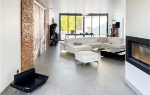 sala de estar con sofá blanco y TV en Gorgeous Home In Pierre-leve With Kitchen, 