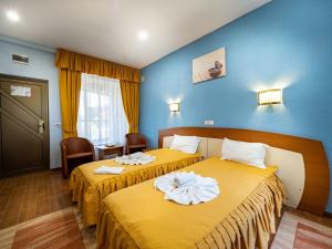 Habitación de hotel con 2 camas y toallas. en Hotel Anca en Eforie Nord