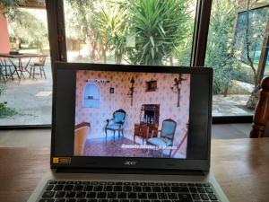 un ordinateur portable posé sur une table dans l'établissement Cuntarati Nature Tourism - Simeto Etna, à Bronte