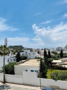 vistas a una ciudad con edificios blancos en Appartement s+1, en Kelibia