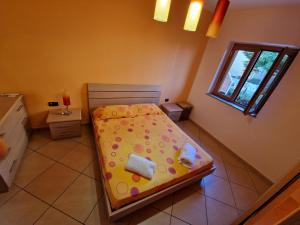 een kleine slaapkamer met een bed met polka dot-lakens bij Sound Of The Sea in Praia a Mare