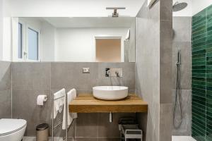 een badkamer met een wastafel en een toilet bij Il respiro di Encelado B&B in Catania