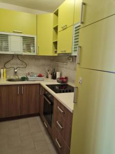 uma cozinha com armários amarelos e um frigorífico branco em Apartment with sea view em Budva