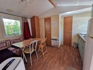 eine Küche und ein Esszimmer mit einem Tisch und Stühlen in der Unterkunft Oasis des Garrigues in Vogüé