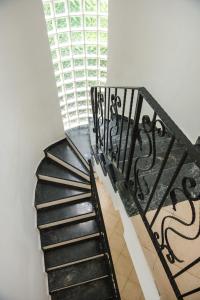 uma escada em espiral preta num quarto branco em Villabelek8 em Belek