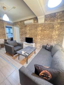 kızıl apart في Buca: غرفة معيشة مع أريكة وطاولة