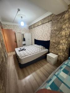 um quarto com uma cama grande num quarto em kızıl apart em Buca