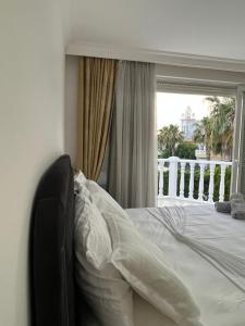 um quarto com uma cama, uma janela e uma varanda em Villabelek8 em Belek