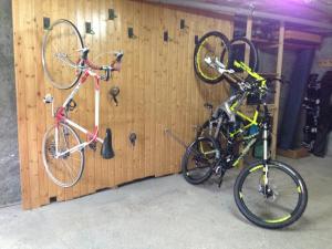 two bikes are hanging on a wooden wall at Hotel La Burna Panoràmic in Sispony