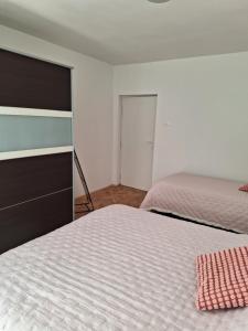 sypialnia z 2 łóżkami i szafą w obiekcie Apartman Anchi w mieście Zadar