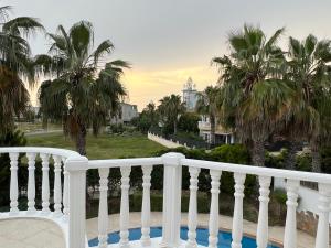 uma vista a partir da varanda de um resort com palmeiras em Villabelek8 em Belek
