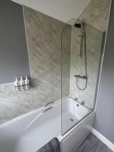 Koupelna v ubytování Fabulous 3bed off street parking