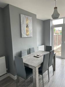 Posezení v ubytování Fabulous 3bed off street parking