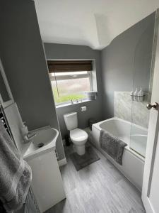Koupelna v ubytování Fabulous 3bed off street parking + 11 fotografií