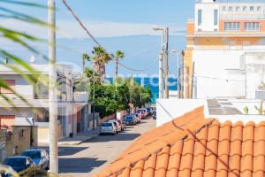 una calle de la ciudad con coches aparcados en la acera en Surf Flat, en San Foca