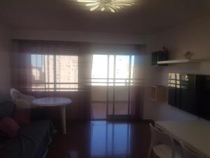 Playa de GandiaにあるCancúnのリビングルーム(ソファ、テーブル付)、窓が備わります。
