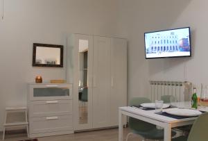 TV a/nebo společenská místnost v ubytování CIAO BELLI flat city centre and parking - Appartamento centrale con posto auto