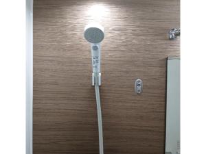 un mando a distancia frente a una puerta de madera en Ochanomizu Inn - Vacation STAY 90241v, en Tokio