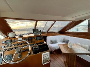 Navï, yacht privé face au Mont Saint-Clair في سيت: اطلالة على قمرة قيادة قارب