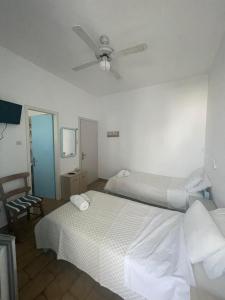 Ένα ή περισσότερα κρεβάτια σε δωμάτιο στο Yannis Maria Rooms