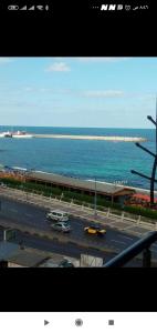 uma vista para um parque de estacionamento junto ao oceano em سيدي بشر السرايا em Alexandria
