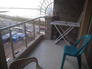 uma varanda com cadeiras, uma mesa e uma vista em سيدي بشر السرايا em Alexandria